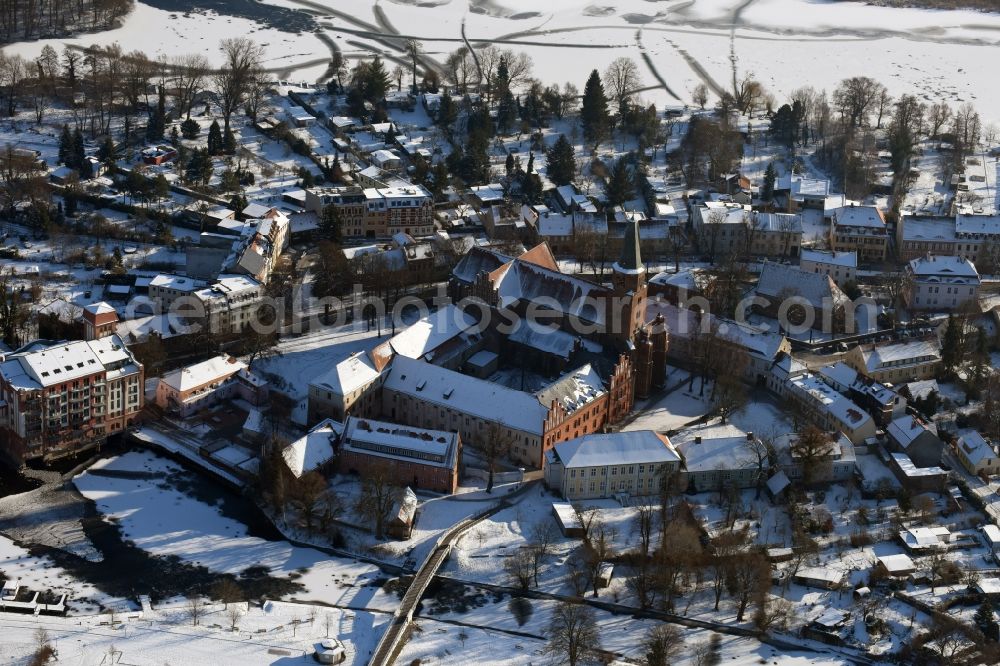 Brandenburg an der Havel from the bird's eye view: WInterly snowy cathedral of St. Peter and Paul at the Burghof in Brandenburg an der Havel in the state of Brandenburg