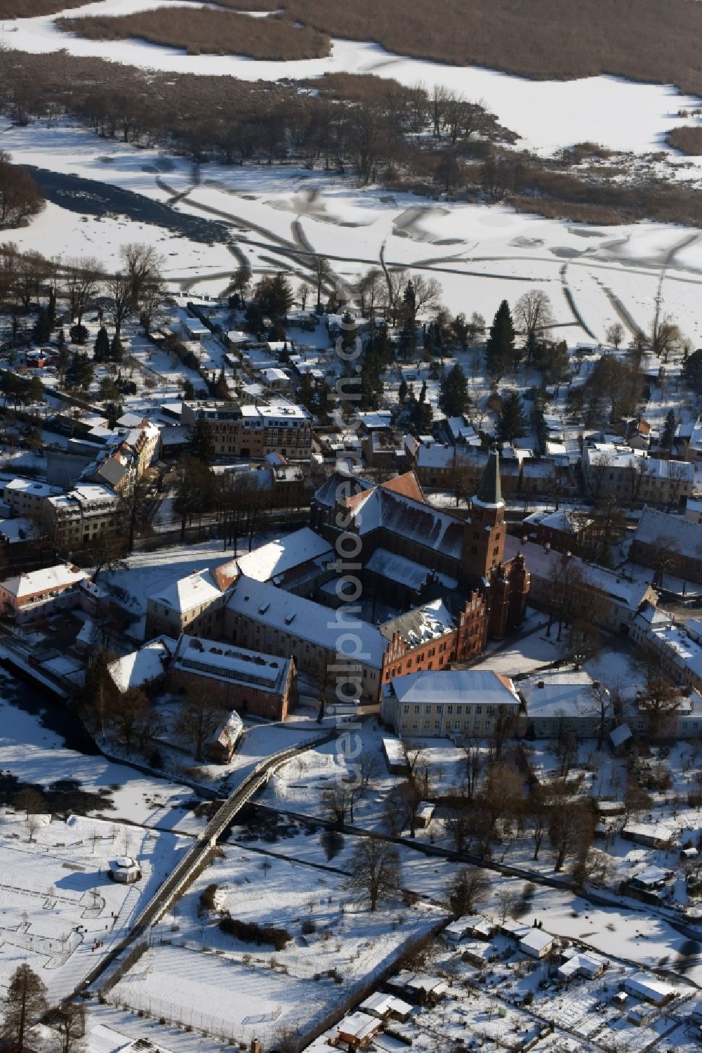 Aerial image Brandenburg an der Havel - WInterly snowy cathedral of St. Peter and Paul at the Burghof in Brandenburg an der Havel in the state of Brandenburg