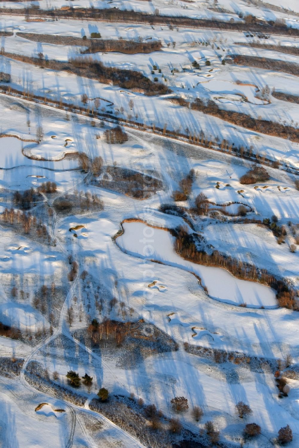 Aerial image Hohen Neuendorf - Wintry snowy grounds of the Golf course at Berliner Golfclub Stolperheide e.V. in Hohen Neuendorf in the state Brandenburg