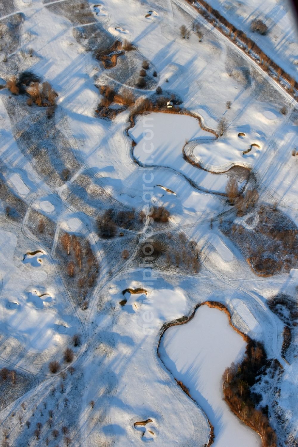 Aerial photograph Hohen Neuendorf - Wintry snowy grounds of the Golf course at Berliner Golfclub Stolperheide e.V. in Hohen Neuendorf in the state Brandenburg