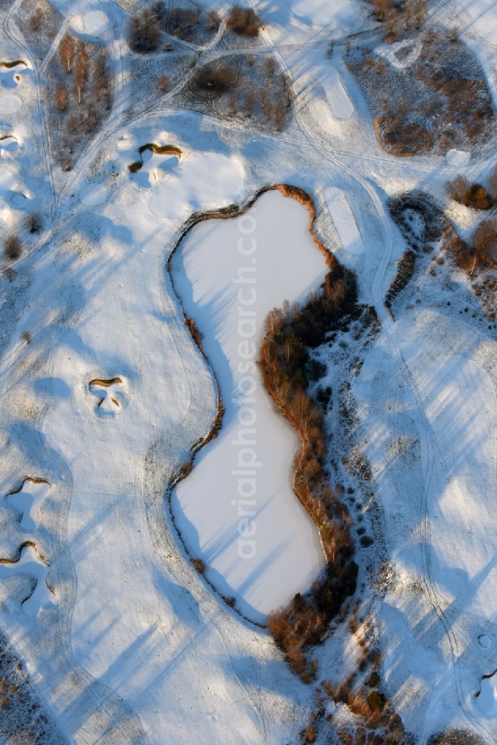 Hohen Neuendorf from above - Wintry snowy grounds of the Golf course at Berliner Golfclub Stolperheide e.V. in Hohen Neuendorf in the state Brandenburg