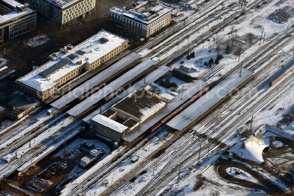 Magdeburg from the bird's eye view: Winterly snowy track progress and building of the main station of the railway in Magdeburg in the state Saxony-Anhalt