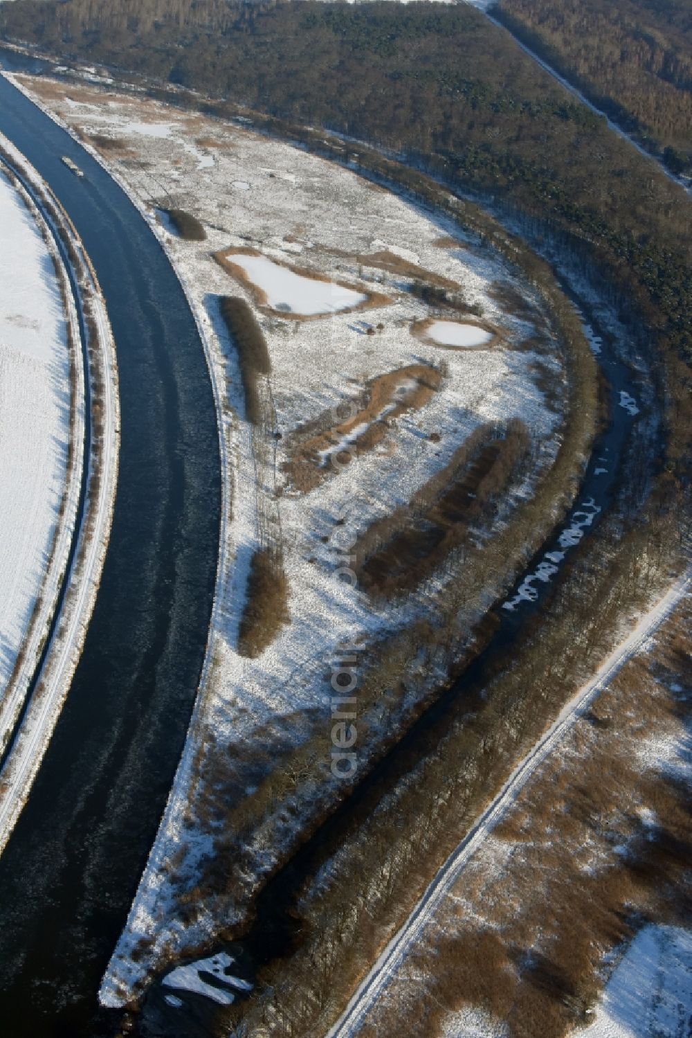 Aerial photograph Burg - Wintry snowy channel course and riparian areas on renatured Altarm the Elbe-Havel Canal near Burg in Saxony-Anhalt