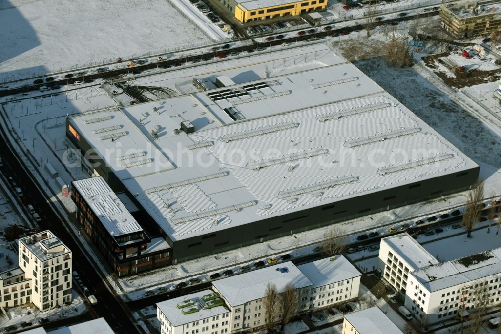 Aerial image Berlin - Wintry snowy warehouse complex-building in the industrial area on Gross-Berliner Damm in Berlin in Germany