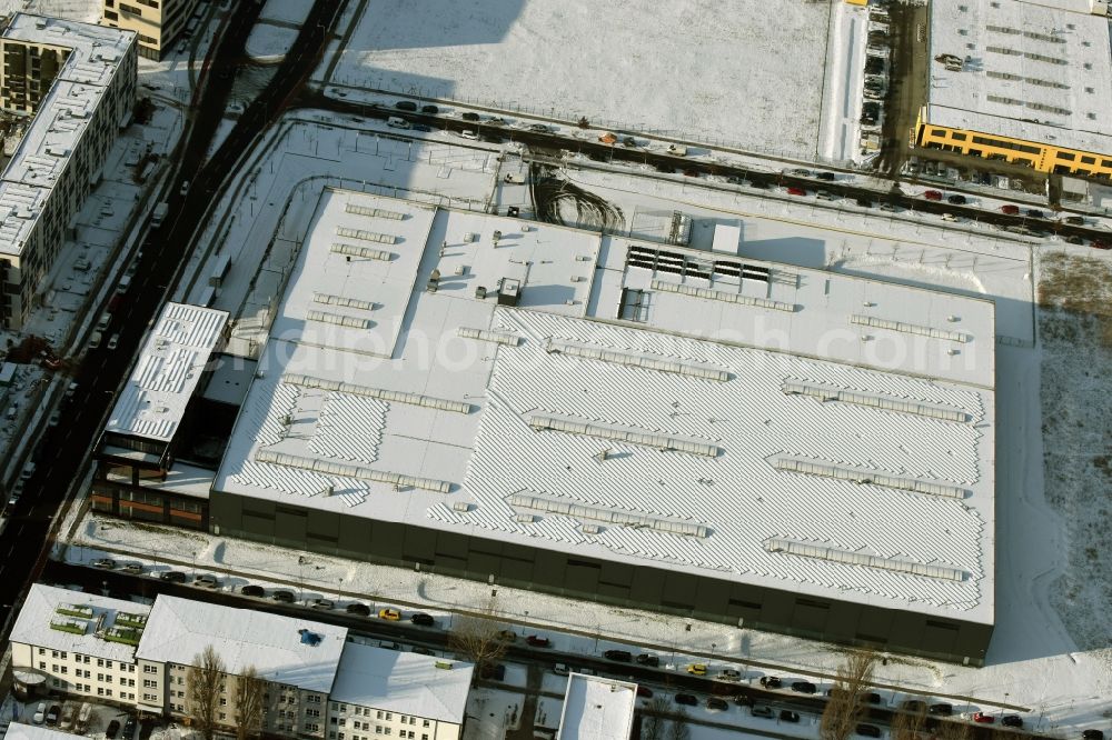 Aerial photograph Berlin - Wintry snowy warehouse complex-building in the industrial area on Gross-Berliner Damm in Berlin in Germany