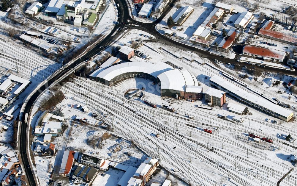 Saalfeld/Saale from above - Wintry snowy marshalling yard and freight station of the Deutsche Bahn in Saalfeld/Saale in the state Thuringia