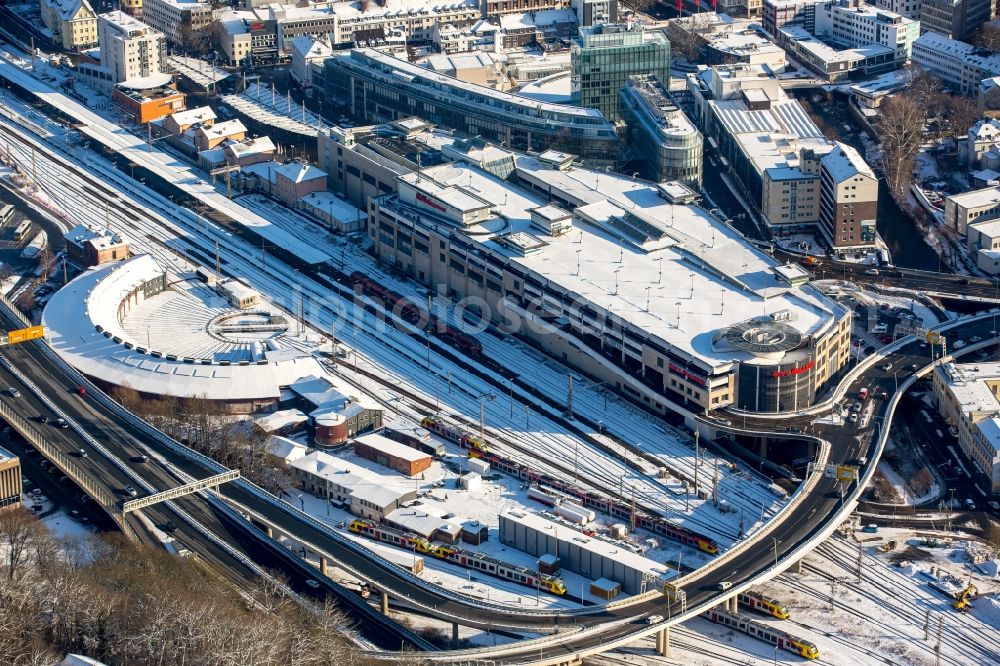 Aerial photograph Siegen - Wintry snowy marshalling yard and freight station of the Deutsche Bahn an shopping center City-Galerie of ECE in Siegen in the state North Rhine-Westphalia