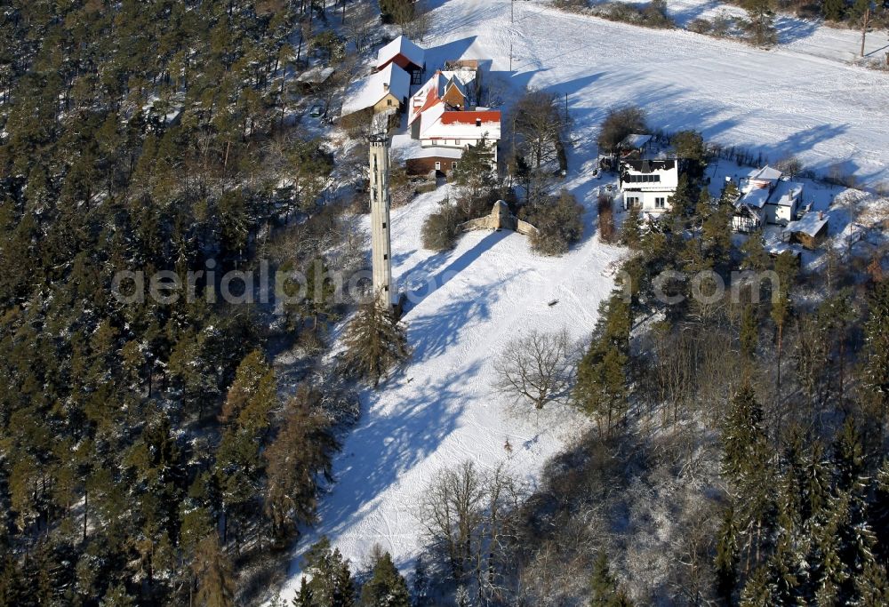 Aerial photograph Elleben - Wintry snow-covered mountain of Riechheim with its tower and houses in the state of Thuringia