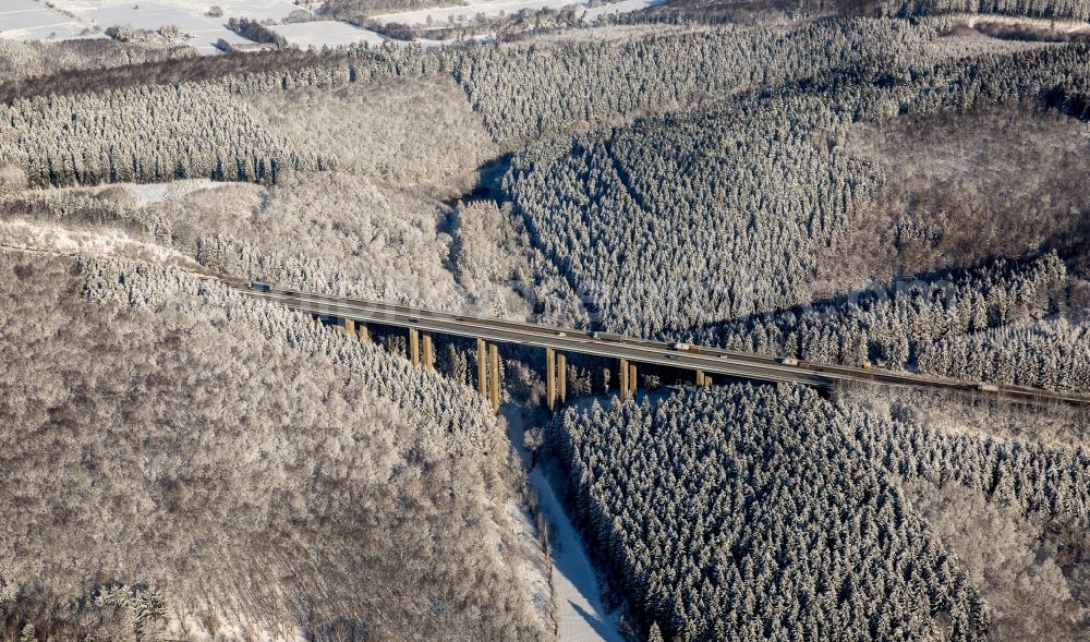 Freudenberg from the bird's eye view: Wintry snowy routing and traffic lanes over the highway bridge in the motorway A 45 in Freudenberg in the state North Rhine-Westphalia