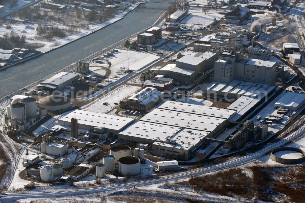 Aerial image Genthin - Wintry snow-covered company grounds and facilities of Waschmittelwerk Genthin GmbH (laundry detergent works) in Genthin in the state of Saxony-Anhalt. The works and facilities area located in the Northern industrial park on the riverbank of the Elbe-Havel-Canal and are part of Hansa Group