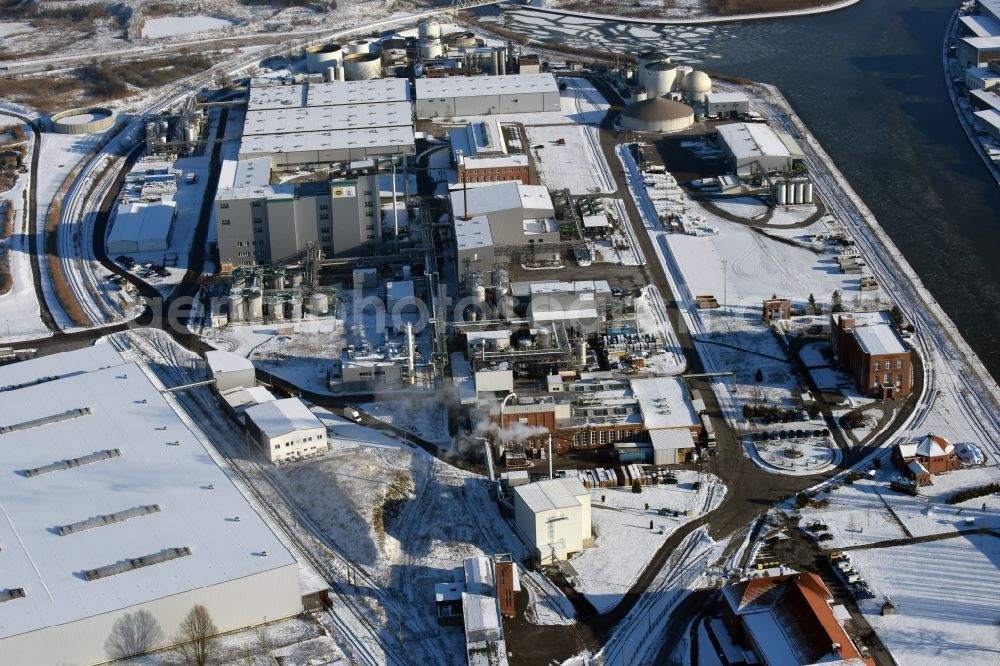 Genthin from above - Wintry snow-covered company grounds and facilities of Waschmittelwerk Genthin GmbH (laundry detergent works) in Genthin in the state of Saxony-Anhalt. The works and facilities area located in the Northern industrial park on the riverbank of the Elbe-Havel-Canal and are part of Hansa Group