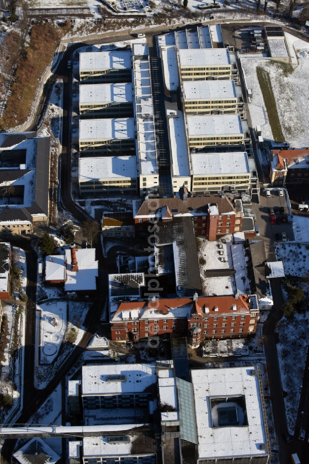 Brandenburg an der Havel from above - Winterly snowy clinic on the hospital grounds Staedtisches Klinikum in Brandenburg an der Havel in the state Brandenburg