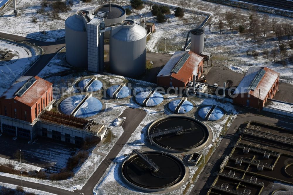 Schönwalde-Glien from the bird's eye view: Winterly snowy sewage works Basin and purification steps for waste water treatment Klaerwerk Wansdorf in Klaerwerksweg in Schoenwalde-Glien in the state Brandenburg