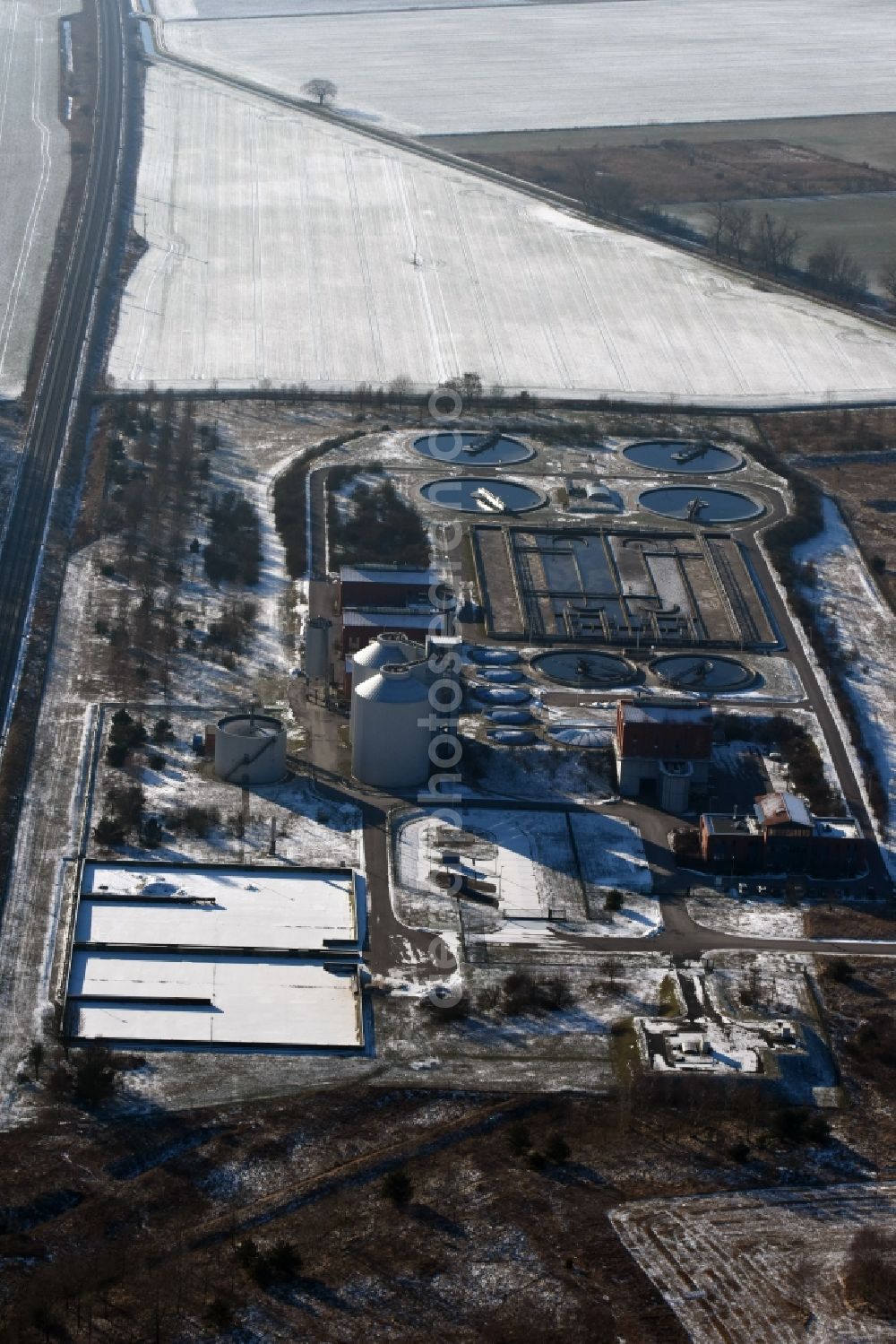 Schönwalde-Glien from above - Winterly snowy sewage works Basin and purification steps for waste water treatment Klaerwerk Wansdorf in Klaerwerksweg in Schoenwalde-Glien in the state Brandenburg