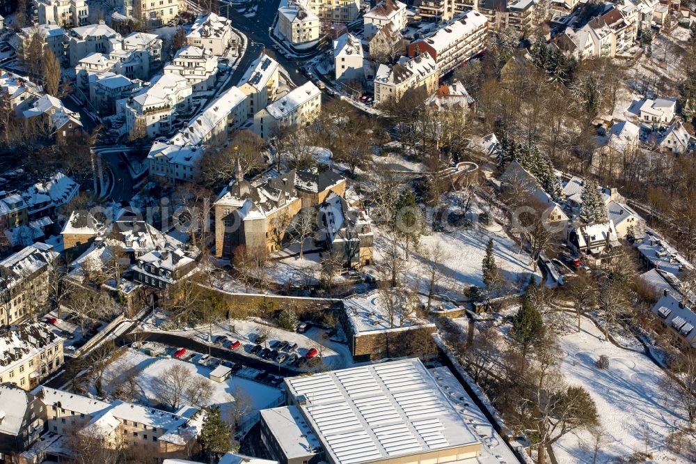 Siegen from the bird's eye view: Winterly snowy museum building ensemble Siegerlandmuseum im Oberen Schloss in Siegen in the state North Rhine-Westphalia