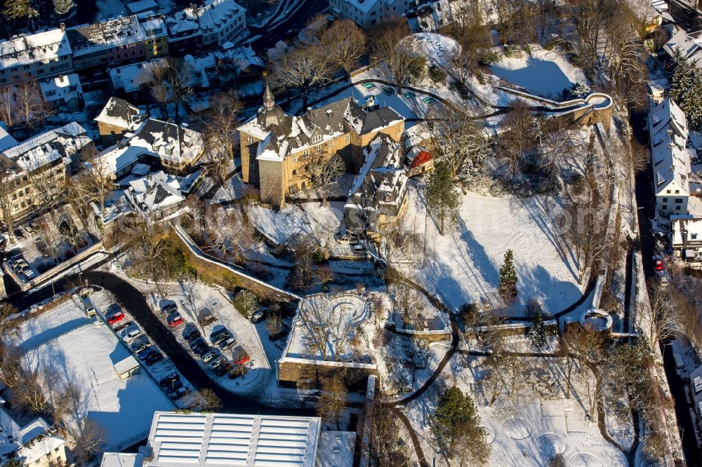 Aerial photograph Siegen - Winterly snowy museum building ensemble Siegerlandmuseum im Oberen Schloss in Siegen in the state North Rhine-Westphalia