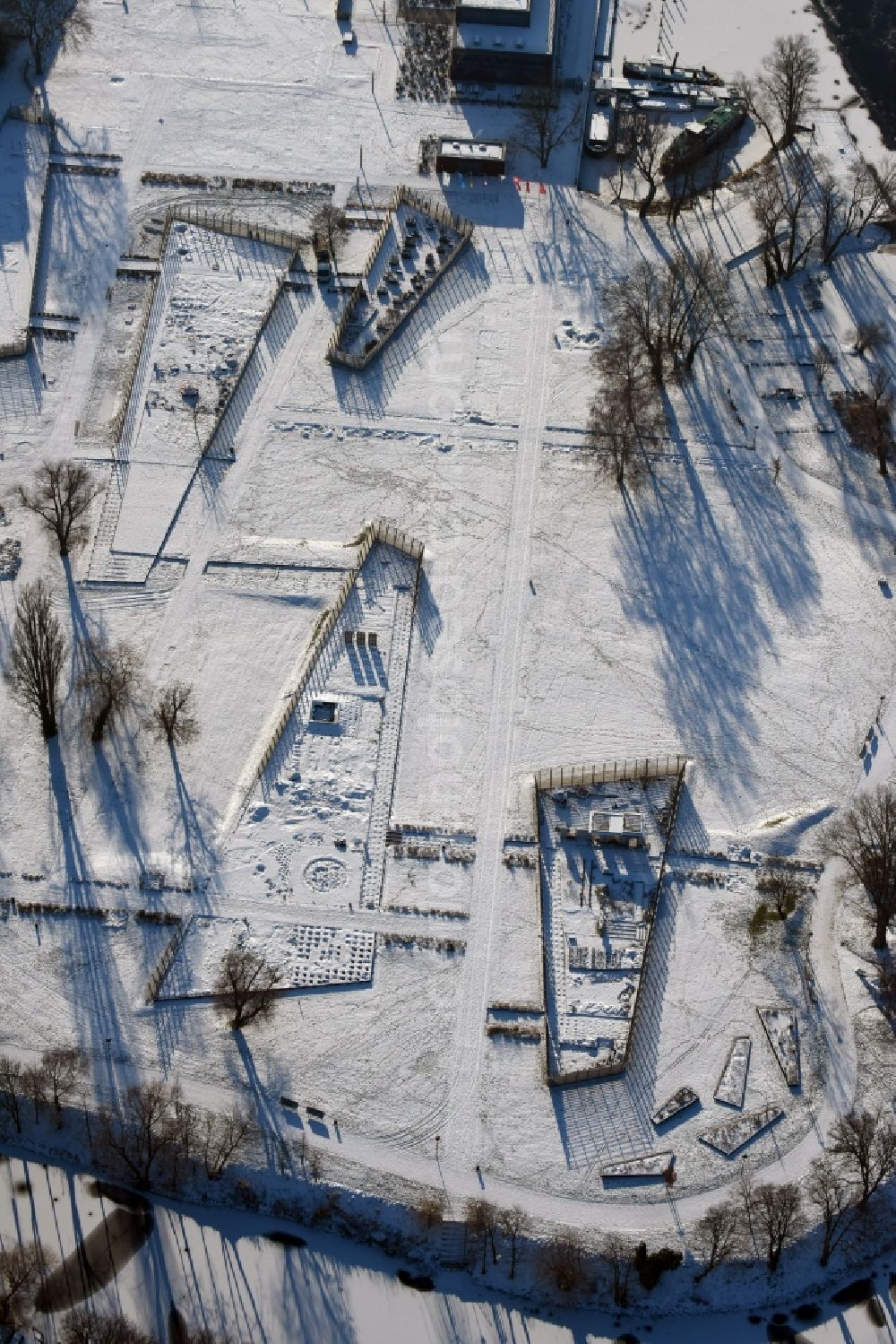 Aerial photograph Brandenburg an der Havel - Wintry snow-covered park and garden area of the German Horticultural Show (BuGa) on site of the Packhof in Brandenburg an der Havel in the state of Brandenburg