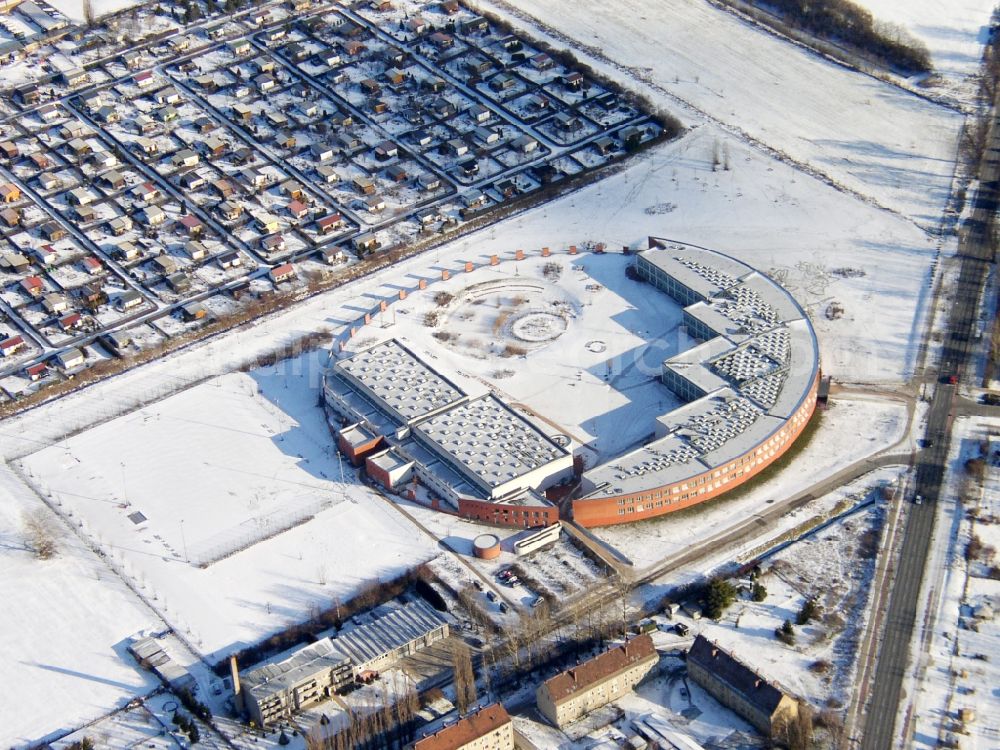 Aerial photograph Berlin - Wintry snowy School building of the Barnim-Oberschule in Berlin in Germany