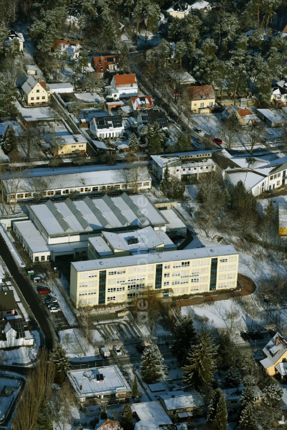 Aerial image Rangsdorf - Winterly snowy school building of the Fontane Gymnasium in Rangsdorf in the state Brandenburg