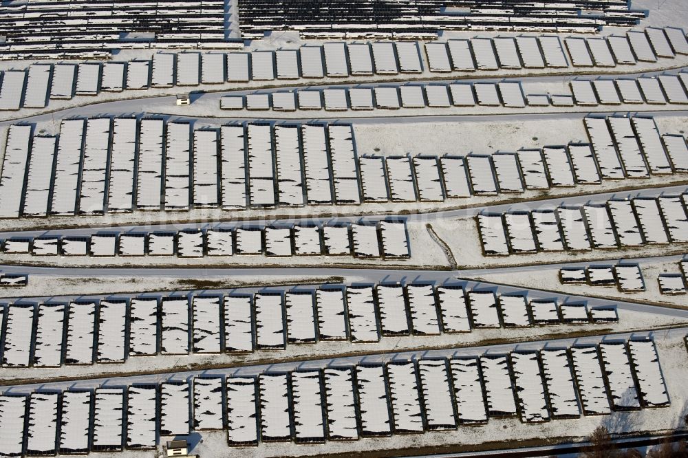 Magdeburg from above - Wintry snowy panel rows of photovoltaic and solar farm or solar power plant am Solarpark auf der ehemaligen Hausmuelldeponie Cracauer Anger in Magdeburg in the state Saxony-Anhalt