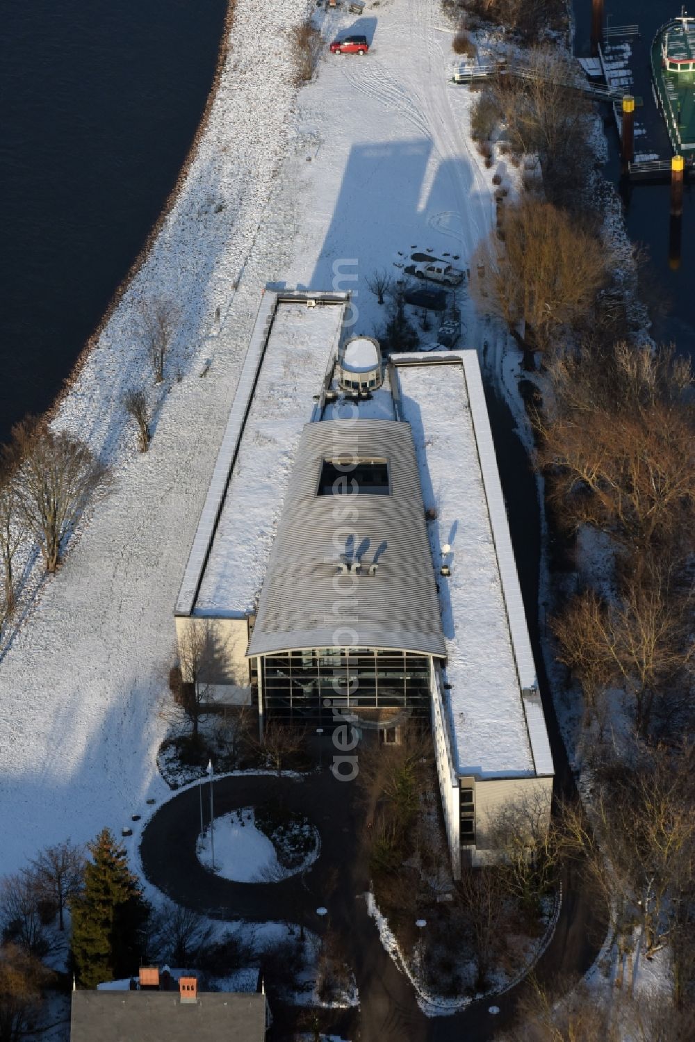 Aerial photograph Magdeburg - Wintry snowy administrative building of the State Authority WSNBA Wasserstrassen-Neubauamt am Kleiner Werder in Magdeburg in the state Saxony-Anhalt