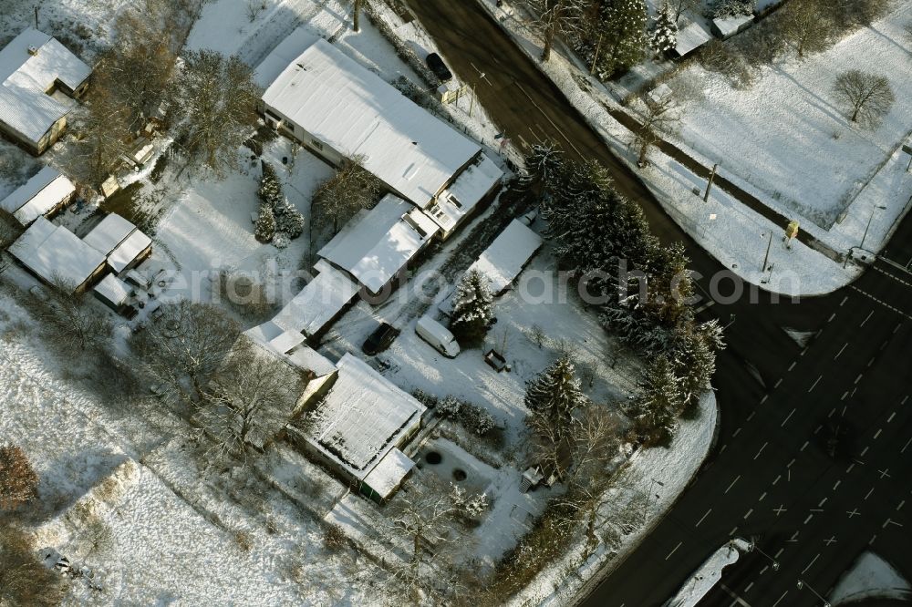 Aerial photograph Hoppegarten - Wintry snowy administration building of the company Forst-Garten & Kommunal-Technik Fehrmann an der Koepenicker Strasse in Hoppegarten in the state Brandenburg