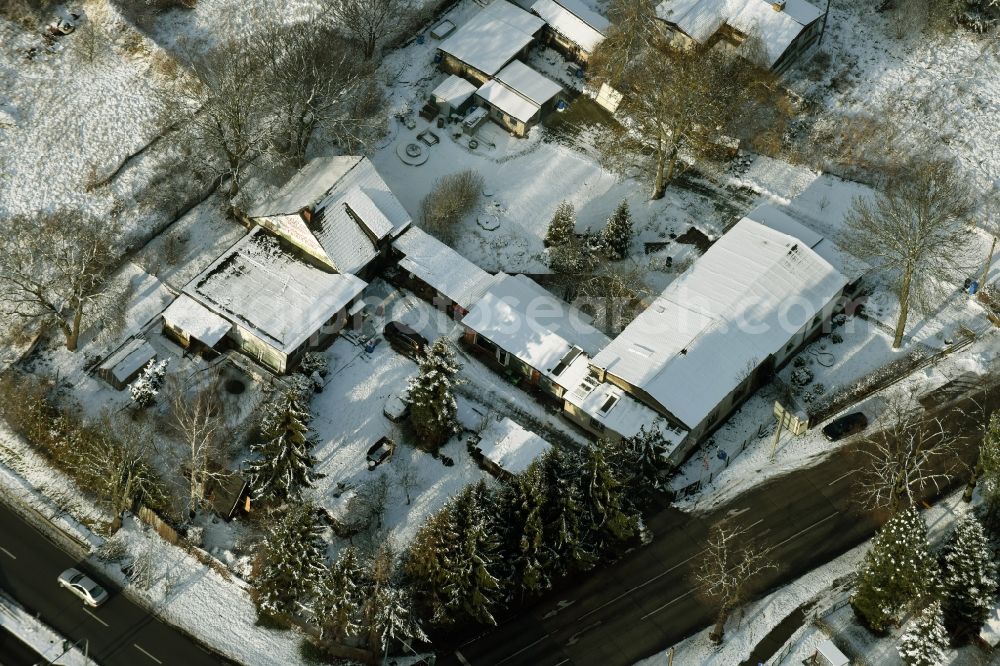 Aerial image Hoppegarten - Wintry snowy administration building of the company Forst-Garten & Kommunal-Technik Fehrmann an der Koepenicker Strasse in Hoppegarten in the state Brandenburg