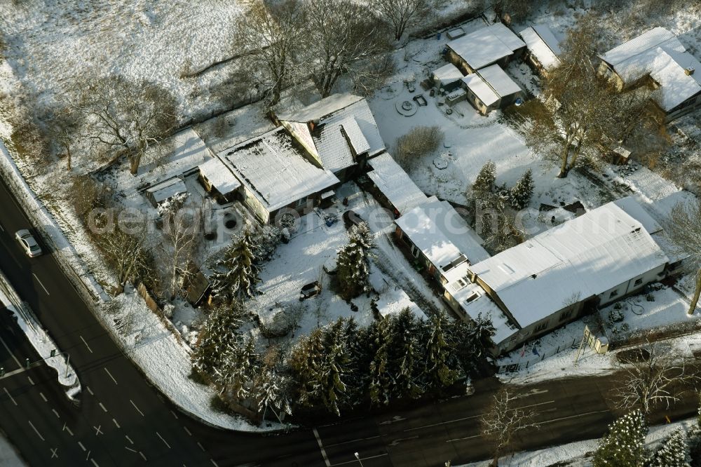 Aerial photograph Hoppegarten - Wintry snowy administration building of the company Forst-Garten & Kommunal-Technik Fehrmann an der Koepenicker Strasse in Hoppegarten in the state Brandenburg