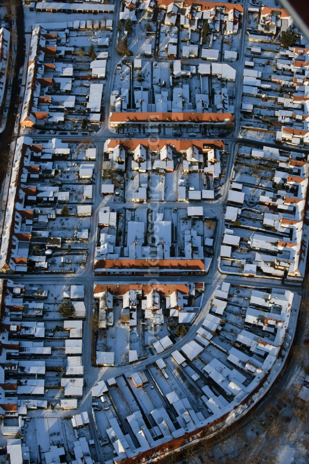 Aerial image Brandenburg an der Havel - Winterly snowy residential area of a multi-family house settlement Querstrasse I und Querstrasse II Ecke Scheidtstrasse in Brandenburg an der Havel in the state Brandenburg