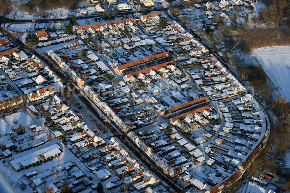 Brandenburg an der Havel from above - Winterly snowy residential area of a multi-family house settlement Querstrasse I und Querstrasse II Ecke Scheidtstrasse in Brandenburg an der Havel in the state Brandenburg