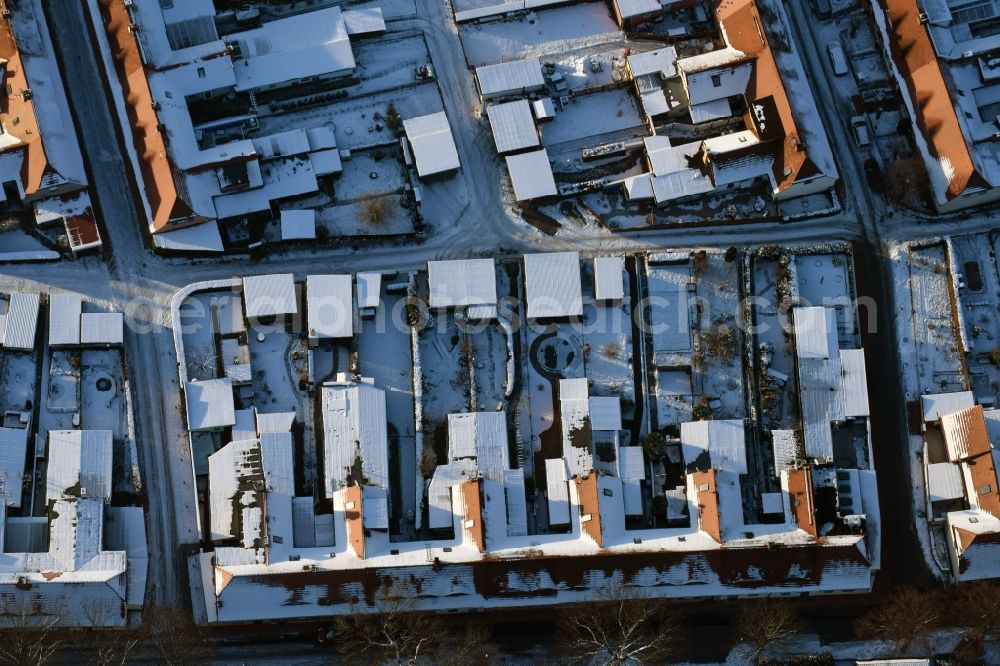 Brandenburg an der Havel from the bird's eye view: Winterly snowy residential area of a multi-family house settlement Querstrasse I und Querstrasse II Ecke Scheidtstrasse in Brandenburg an der Havel in the state Brandenburg