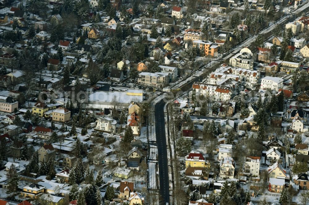 Berlin from the bird's eye view: Winterly snowy residential area of a multi-family house settlement am Hultschiner Damm in Berlin in Germany