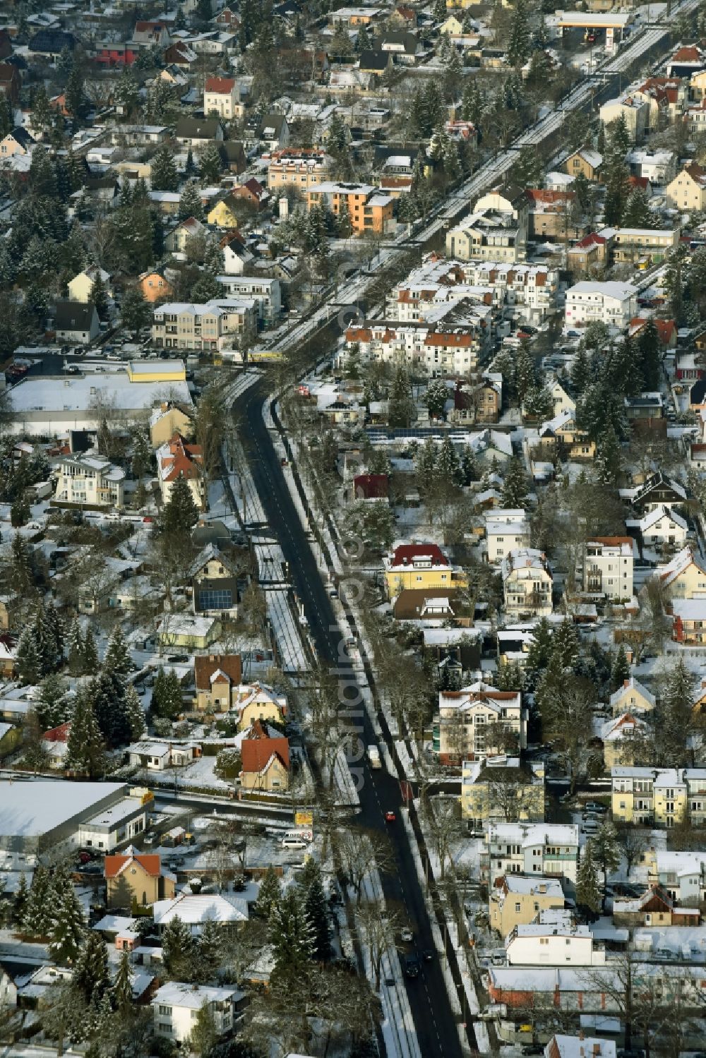 Aerial image Berlin - Winterly snowy residential area of a multi-family house settlement am Hultschiner Damm in Berlin in Germany