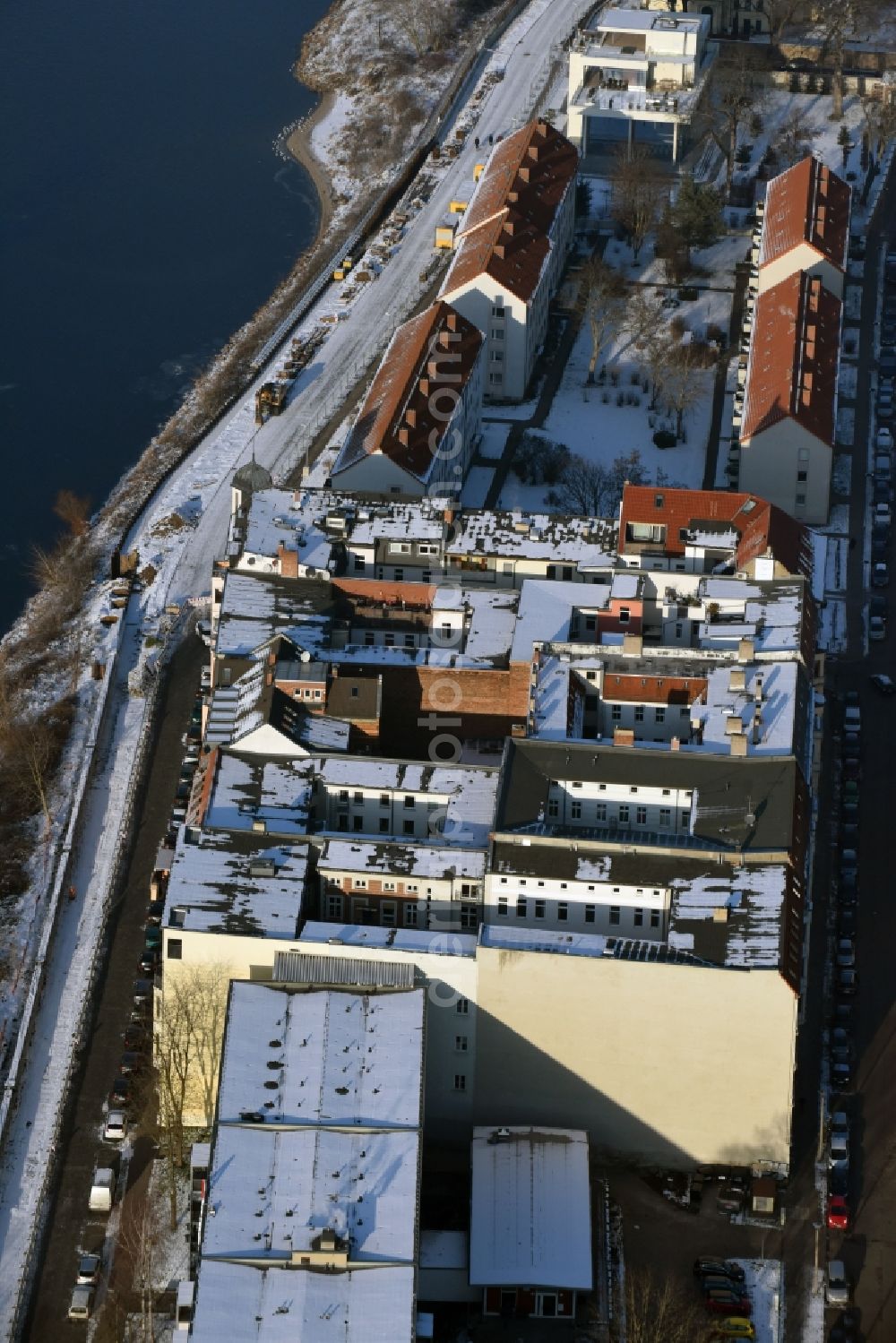 Aerial photograph Magdeburg - Winterly snowy residential area of a multi-family house settlement right at the water's edge of Elbe in Zollstrasse in Magdeburg in the state Saxony-Anhalt