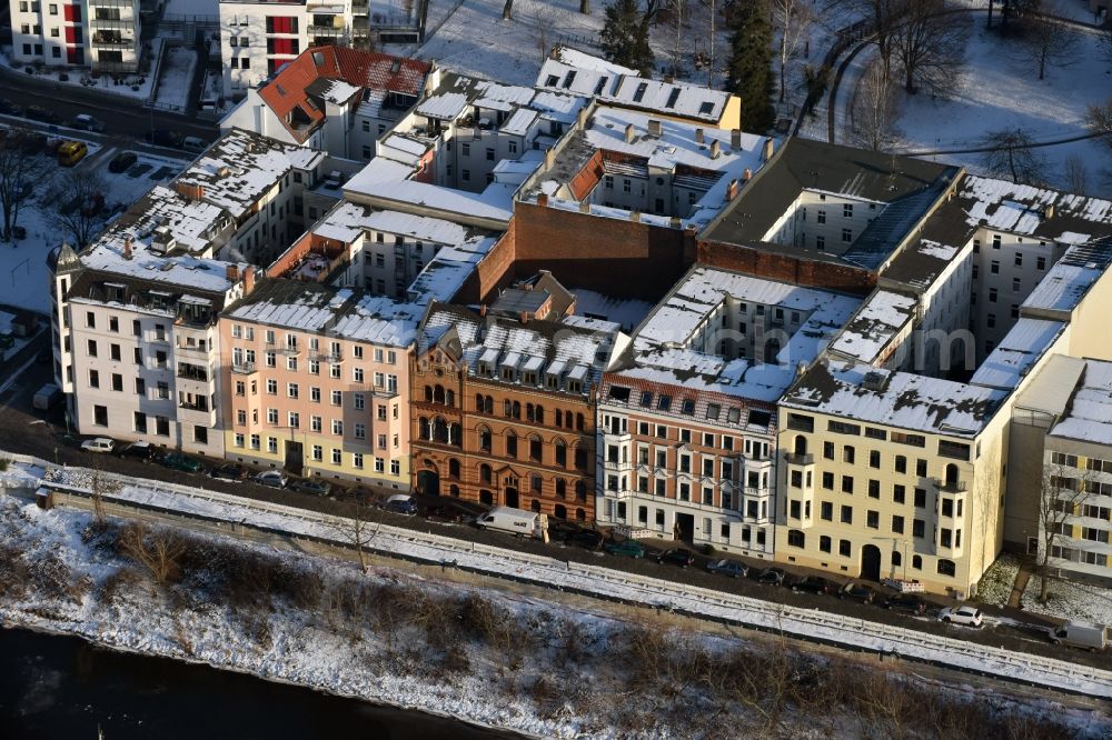 Aerial image Magdeburg - Winterly snowy residential area of a multi-family house settlement right at the water's edge of Elbe in Zollstrasse in Magdeburg in the state Saxony-Anhalt