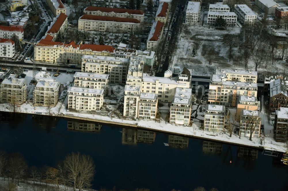 Aerial photograph Berlin - Wintry snowy residential For a multi-family house settlement on the banks of the river course of the River Spree on Lindenstrasse in Berlin