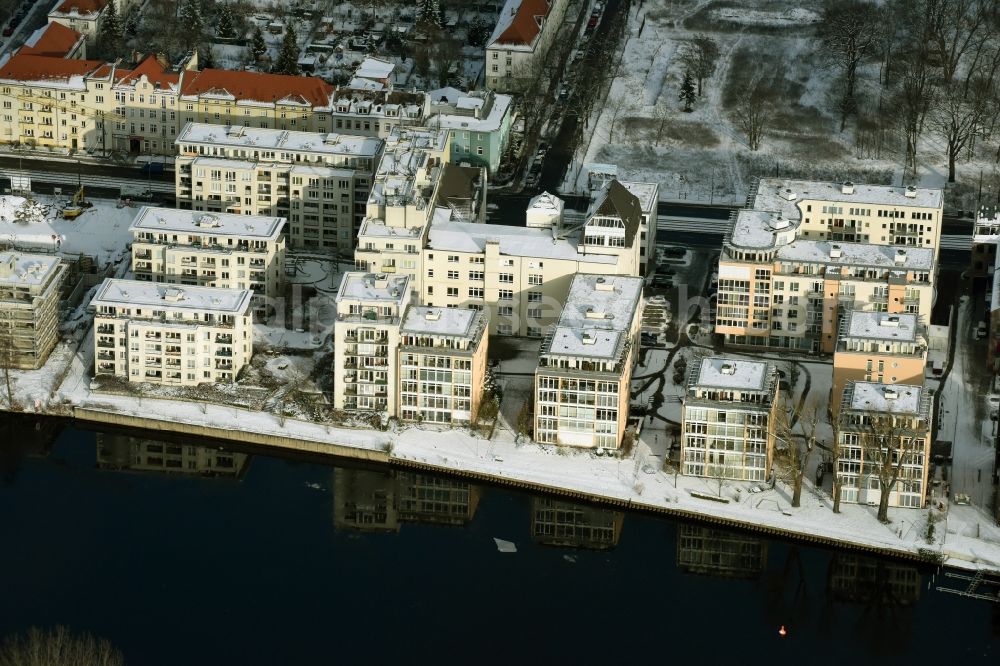 Berlin from above - Wintry snowy residential For a multi-family house settlement on the banks of the river course of the River Spree on Lindenstrasse in Berlin