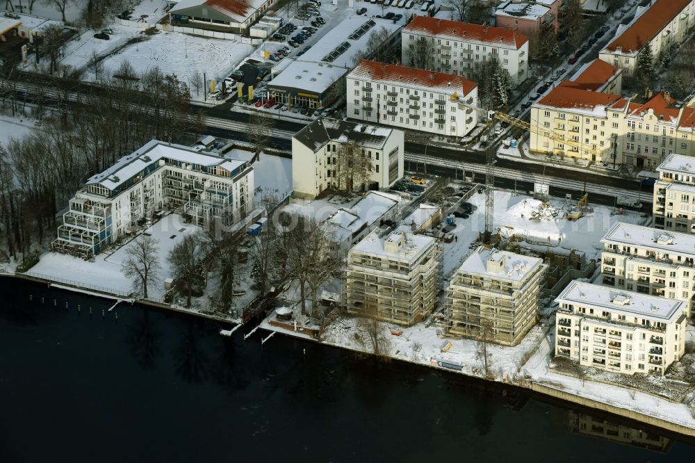 Berlin from the bird's eye view: Wintry snowy residential For a multi-family house settlement on the banks of the river course of the River Spree on Lindenstrasse in Berlin