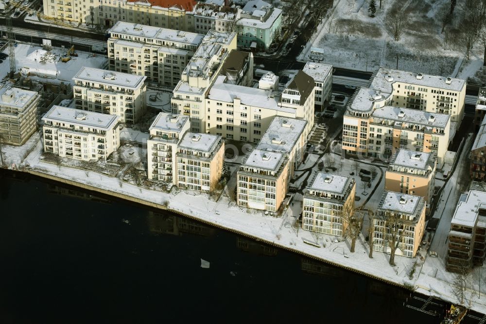 Aerial image Berlin - Wintry snowy residential For a multi-family house settlement on the banks of the river course of the River Spree on Lindenstrasse in Berlin