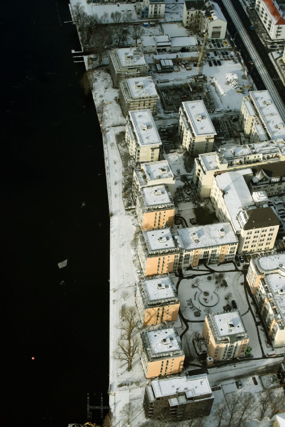 Aerial photograph Berlin - Wintry snowy residential For a multi-family house settlement on the banks of the river course of the River Spree on Lindenstrasse in Berlin