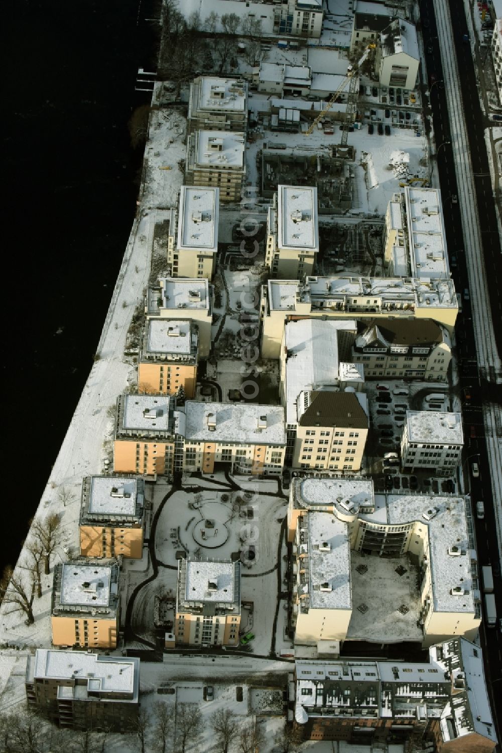 Berlin from above - Wintry snowy residential For a multi-family house settlement on the banks of the river course of the River Spree on Lindenstrasse in Berlin