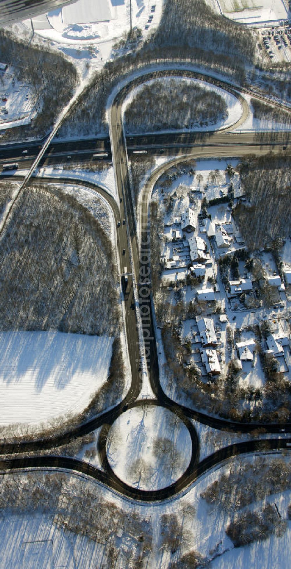 Aerial photograph Gelsenkirchen - Blick auf die winterlich verschneite Auffahrt des Kreisverkehrs auf Schalke- Gelsenkirchen, Nordrhein-Westfalen. View of the snowy winter motorway access of the roundabout at Schalke, Gelsenkirchen in North Rhine-Westphalia.