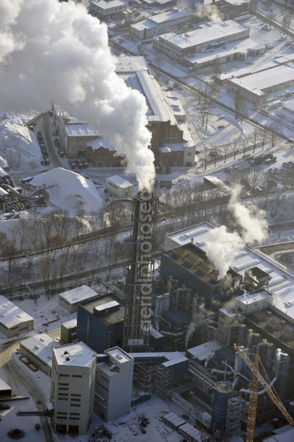 Berlin from the bird's eye view: Winterlich verschneite Baustelle der Ausbaufläche der Müllverbrennungsanlage Ruhleben der Berliner Stadtreinigung (BSR). Beteiligt sind u.a. die SIAG Schaaf Industrie AG. Expansion area of the incinerating plant Ruhleben of the Berlin City Cleaning (BSR).