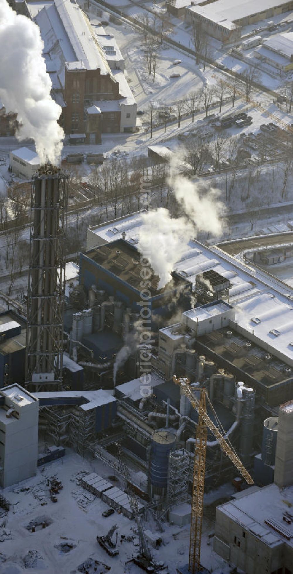 Aerial image Berlin - Winterlich verschneite Baustelle der Ausbaufläche der Müllverbrennungsanlage Ruhleben der Berliner Stadtreinigung (BSR). Beteiligt sind u.a. die SIAG Schaaf Industrie AG. Expansion area of the incinerating plant Ruhleben of the Berlin City Cleaning (BSR).