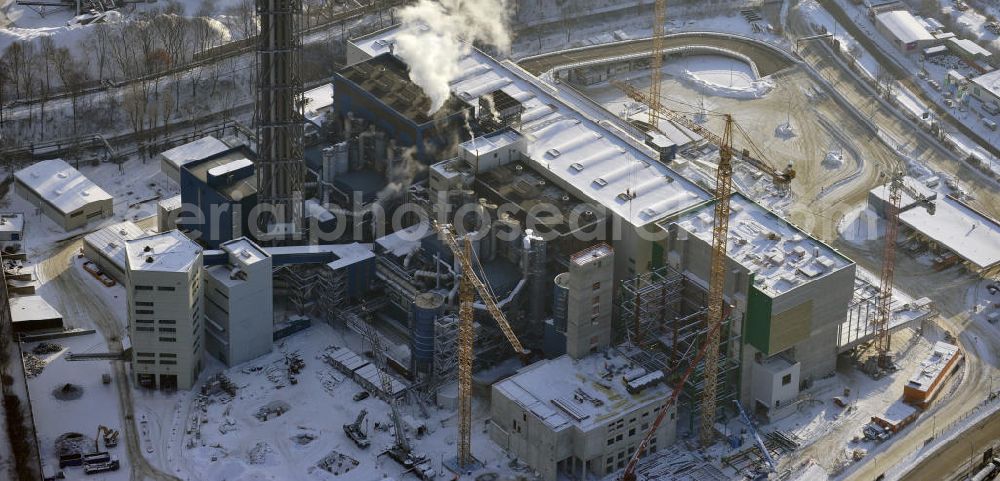 Aerial photograph Berlin - Winterlich verschneite Baustelle der Ausbaufläche der Müllverbrennungsanlage Ruhleben der Berliner Stadtreinigung (BSR). Beteiligt sind u.a. die SIAG Schaaf Industrie AG. Expansion area of the incinerating plant Ruhleben of the Berlin City Cleaning (BSR).