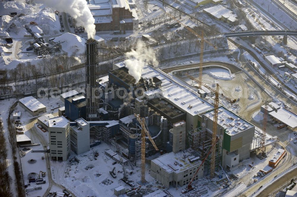 Berlin from above - Winterlich verschneite Baustelle der Ausbaufläche der Müllverbrennungsanlage Ruhleben der Berliner Stadtreinigung (BSR). Beteiligt sind u.a. die SIAG Schaaf Industrie AG. Expansion area of the incinerating plant Ruhleben of the Berlin City Cleaning (BSR).