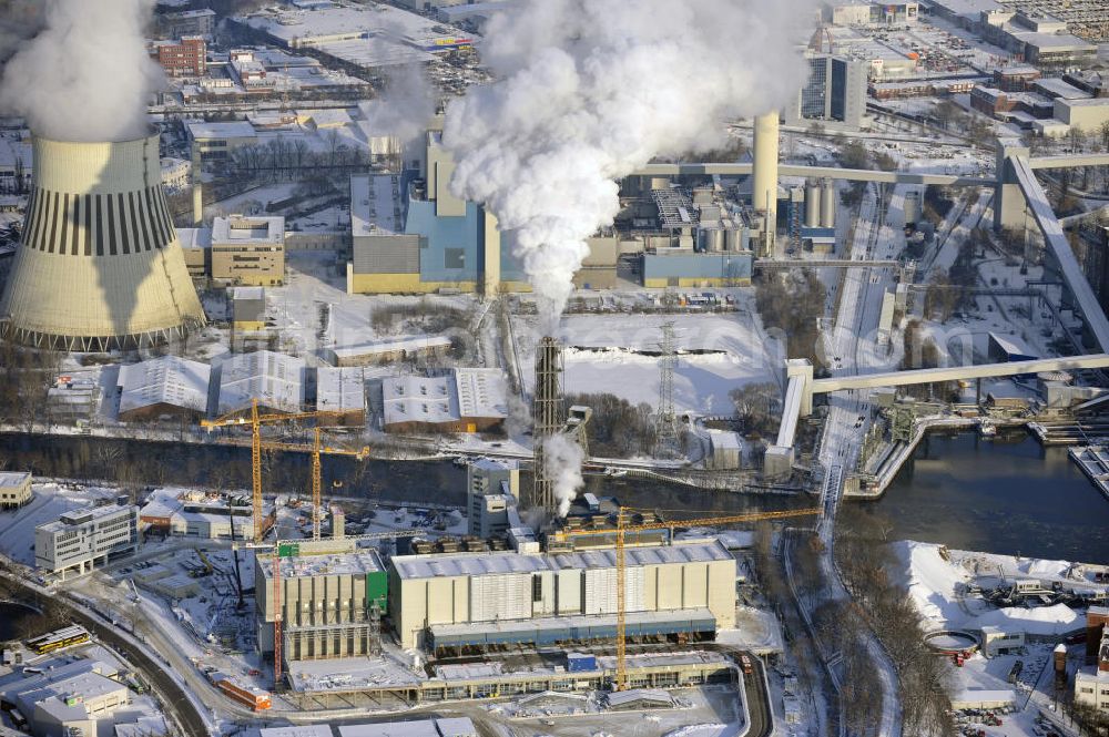 Berlin from the bird's eye view: Winterlich verschneite Baustelle der Ausbaufläche der Müllverbrennungsanlage Ruhleben der Berliner Stadtreinigung (BSR). Beteiligt sind u.a. die SIAG Schaaf Industrie AG. Expansion area of the incinerating plant Ruhleben of the Berlin City Cleaning (BSR).