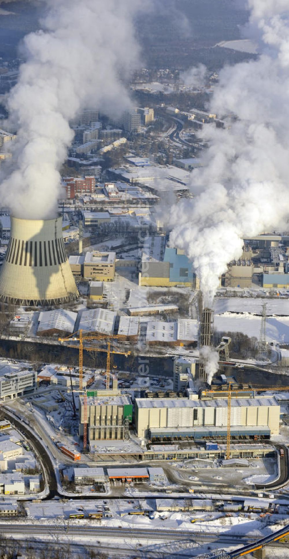 Aerial image Berlin - Winterlich verschneite Baustelle der Ausbaufläche der Müllverbrennungsanlage Ruhleben der Berliner Stadtreinigung (BSR). Beteiligt sind u.a. die SIAG Schaaf Industrie AG. Expansion area of the incinerating plant Ruhleben of the Berlin City Cleaning (BSR).