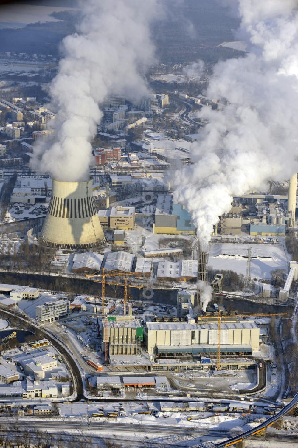 Aerial photograph Berlin - Winterlich verschneite Baustelle der Ausbaufläche der Müllverbrennungsanlage Ruhleben der Berliner Stadtreinigung (BSR). Beteiligt sind u.a. die SIAG Schaaf Industrie AG. Expansion area of the incinerating plant Ruhleben of the Berlin City Cleaning (BSR).