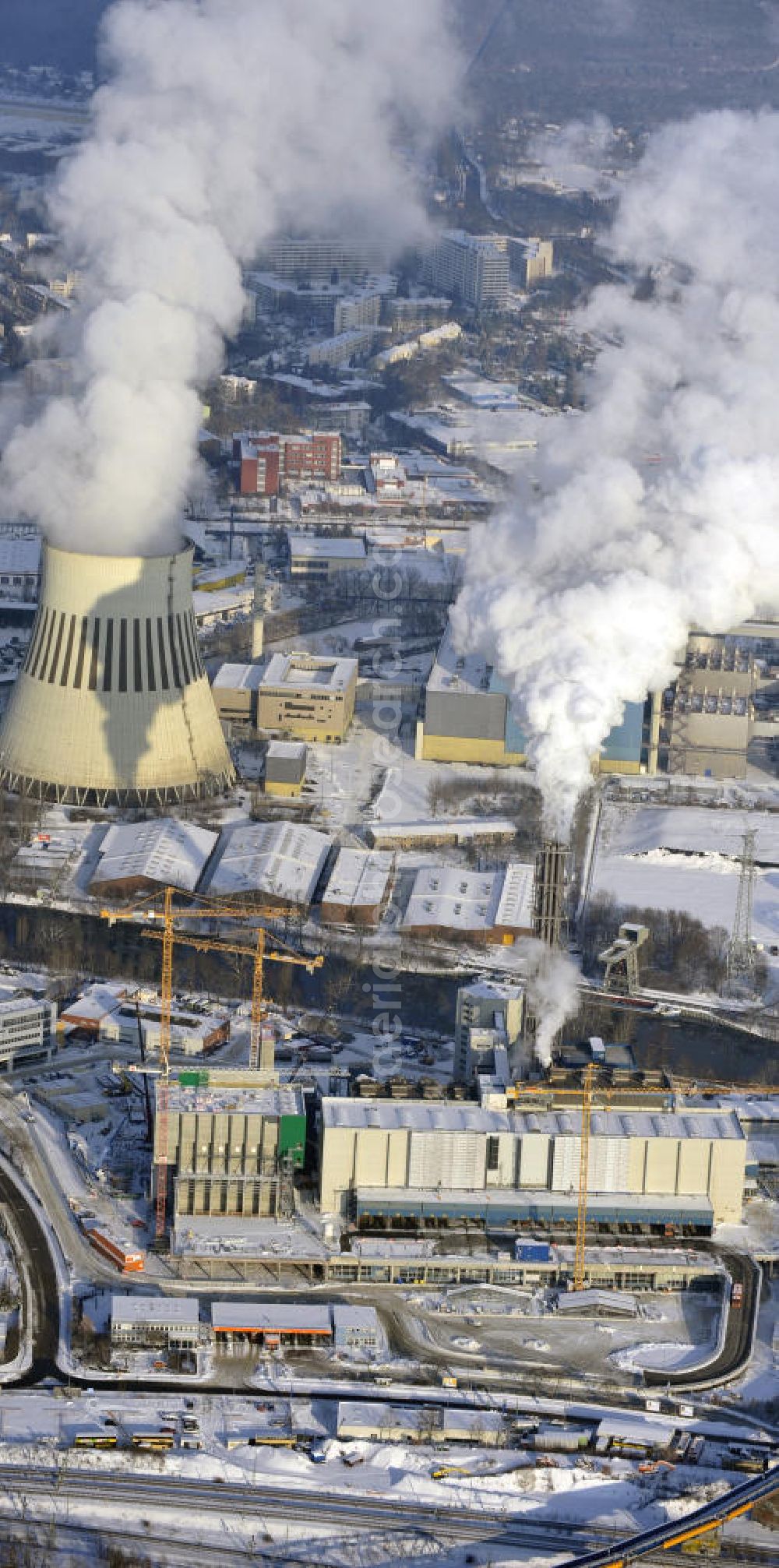 Berlin from above - Winterlich verschneite Baustelle der Ausbaufläche der Müllverbrennungsanlage Ruhleben der Berliner Stadtreinigung (BSR). Beteiligt sind u.a. die SIAG Schaaf Industrie AG. Expansion area of the incinerating plant Ruhleben of the Berlin City Cleaning (BSR).